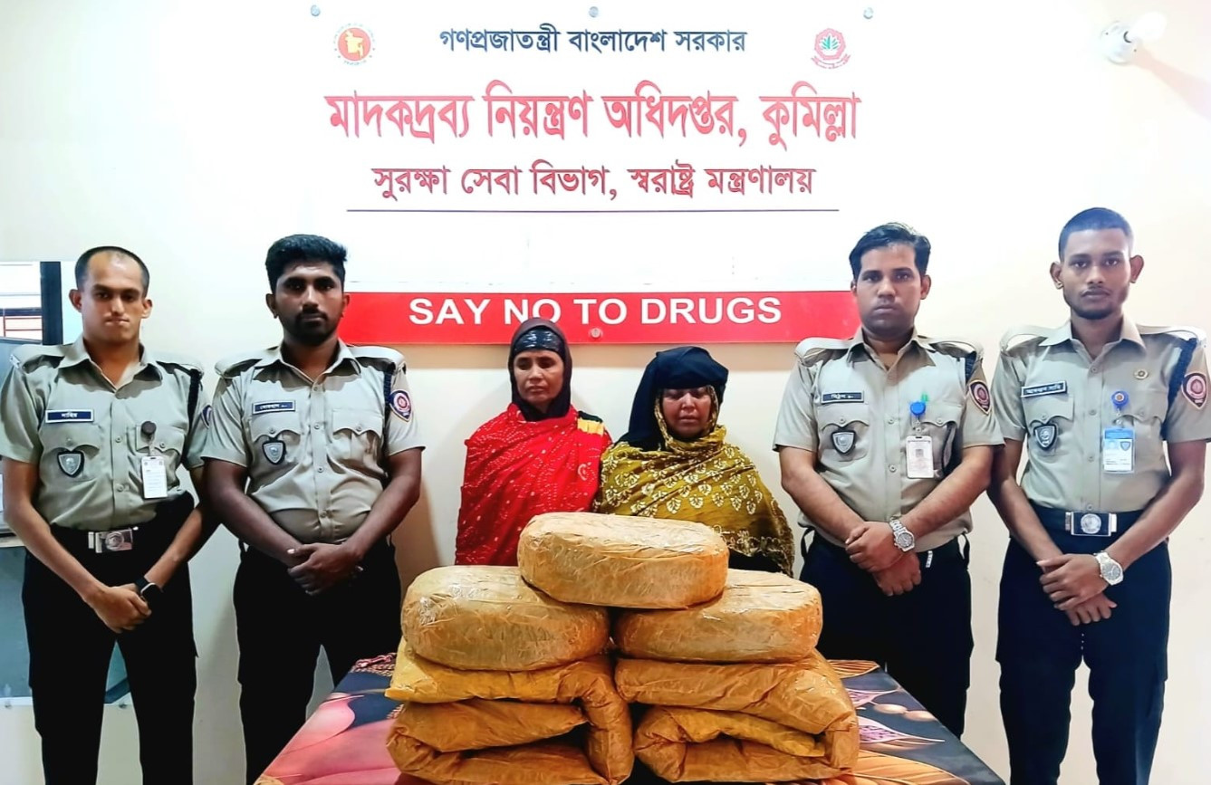 কুমিল্লায় কুমড়া শাকের আড়ালে গাঁজা পাচারের সময় ২ নারী আটক